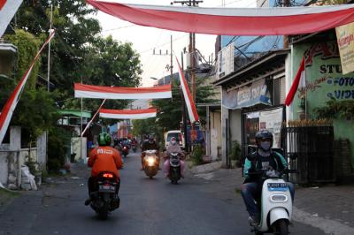 Suasana aktifitas masyakat di kawasan Kedung Baruk, salah satu kampung yang pernah menjadi epicentrum Covid-19 di Surabaya, Jawa Timur, Rabu (1/9/2021).