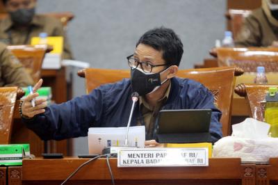 Menparekraf Sandiaga Salahuddin Uno didampingi Wakil Menteri Angela Tanoesoedibjo mengikuti Raker dengan Komisi X di Kompleks Parlemen Senayan, Rabu (1/9/2021).