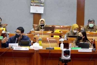 Menparekraf Sandiaga Salahuddin Uno didampingi Wakil Menteri Angela Tanoesoedibjo mengikuti Raker dengan Komisi X di Kompleks Parlemen Senayan, Rabu (1/9/2021).