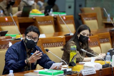 Menparekraf Sandiaga Salahuddin Uno didampingi Wakil Menteri Angela Tanoesoedibjo mengikuti Raker dengan Komisi X di Kompleks Parlemen Senayan, Rabu (1/9/2021).
