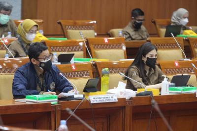 Menparekraf Sandiaga Salahuddin Uno didampingi Wakil Menteri Angela Tanoesoedibjo mengikuti Raker dengan Komisi X di Kompleks Parlemen Senayan, Rabu (1/9/2021).