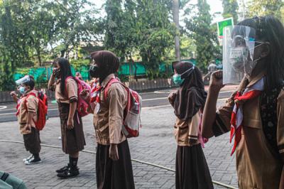 Seorang Guru menerangkan materi pembelajaran kepada murid secara tatap muka terbatas di SDN Semper Barat 01 Pagi, Jakarta, Rabu (1/9/2021).
