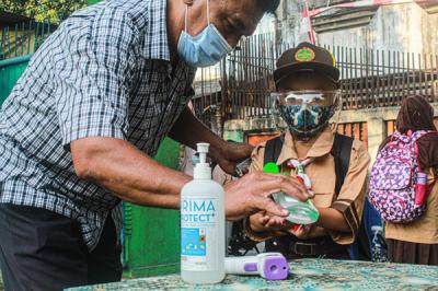 Seorang Guru menerangkan materi pembelajaran kepada murid secara tatap muka terbatas di SDN Semper Barat 01 Pagi, Jakarta, Rabu (1/9/2021).
