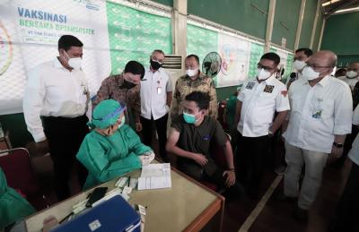 Pelaksanaan vaksinasi yang digelar BP Jamsostek di Tangerang, Rabu (1/9/2021).