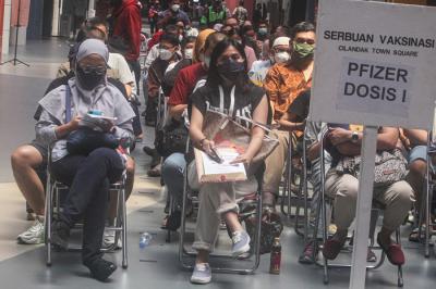 Vaksinator saat menyuntikan vaksin Covid-19 jenis Pfizer kepada warga di Cilandak Town Square, Jakarta Selatan, Rabu (1/9/2021).
