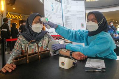 Vaksinator saat menyuntikan vaksin Covid-19 jenis Pfizer kepada warga di Cilandak Town Square, Jakarta Selatan, Rabu (1/9/2021).