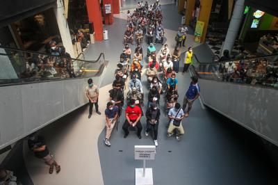 Vaksinator saat menyuntikan vaksin Covid-19 jenis Pfizer kepada warga di Cilandak Town Square, Jakarta Selatan, Rabu (1/9/2021).