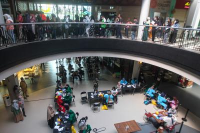 Vaksinator saat menyuntikan vaksin Covid-19 jenis Pfizer kepada warga di Cilandak Town Square, Jakarta Selatan, Rabu (1/9/2021).