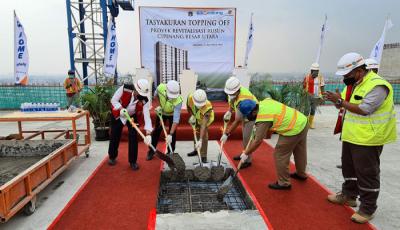 Topping Off proyek Revitalisasi Rusun Cipinang Besar Utara (Cibesut), Jakarta Timur, Selasa, (31/8/2021).