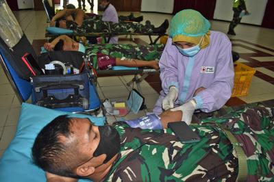 Pelaksanaan donor darah di Gedung Edianto Balai Prajurit Kesatrian Marinir R Suhadi Gedangan, Sidoarjo, Jawa Timur, Kamis (2/9/2021).