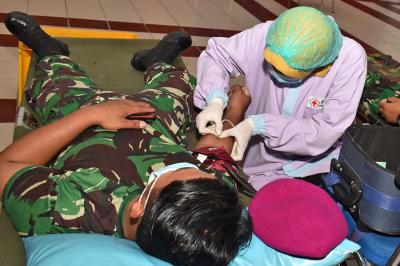 Pelaksanaan donor darah di Gedung Edianto Balai Prajurit Kesatrian Marinir R Suhadi Gedangan, Sidoarjo, Jawa Timur, Kamis (2/9/2021).