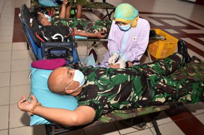 Pelaksanaan donor darah di Gedung Edianto Balai Prajurit Kesatrian Marinir R Suhadi Gedangan, Sidoarjo, Jawa Timur, Kamis (2/9/2021).