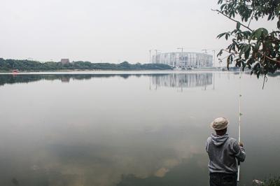 Sejumlah warga terlihat sedang melakukan aktivitas seperti memancing hingga sekadar menikmati suasana di kawasan Danau Cincin, Jakarta Utara, Kamis (2/9/2021).