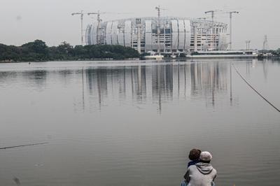 Sejumlah warga terlihat sedang melakukan aktivitas seperti memancing hingga sekadar menikmati suasana di kawasan Danau Cincin, Jakarta Utara, Kamis (2/9/2021).