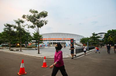 Warga berolahraga di kawasan Jakarta International Velodrome, Rawamangun, Jakarta, Kamis (2/9/2021).