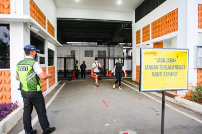 Warga berolahraga di kawasan Jakarta International Velodrome, Rawamangun, Jakarta, Kamis (2/9/2021).