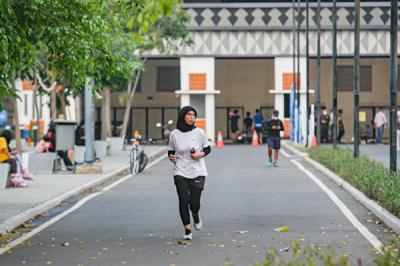 Warga berolahraga di kawasan Jakarta International Velodrome, Rawamangun, Jakarta, Kamis (2/9/2021).