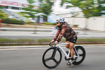 Warga berolahraga di kawasan Jakarta International Velodrome, Rawamangun, Jakarta, Kamis (2/9/2021).