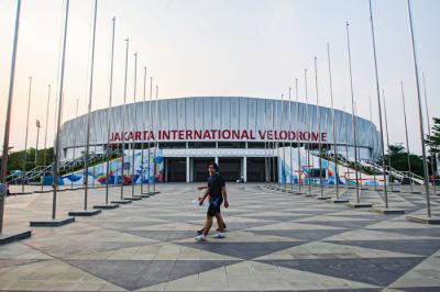 Warga berolahraga di kawasan Jakarta International Velodrome, Rawamangun, Jakarta, Kamis (2/9/2021).