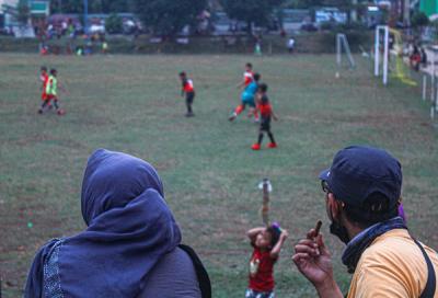 Warga terlihat sedang menghabiskan waktu sore di Lapangan Hawai Beji, Beji Timur, Kota Depok, Jawa Barat, Kamis (2/9/2021).