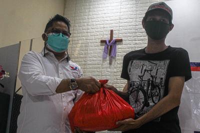 Ketua Umum Gerkindo Yerry Tawalujan membagikan sembako kepada jemaat di Gereja GPKDI, Tangerang, Banten, Jumat (3/9/2021).