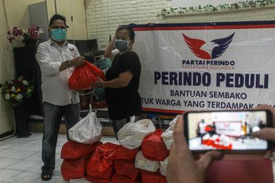 Ketua Umum Gerkindo Yerry Tawalujan membagikan sembako kepada jemaat di Gereja GPKDI, Tangerang, Banten, Jumat (3/9/2021).