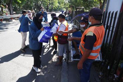 Mahasiswa Baru Universitas Dr Soetomo Surabaya membagikan sembako pada warga kurang mampu di sekitar kampus Unitomo Surabaya, Jawa Timur, Jumat (3/9/2021).