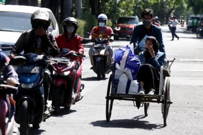 Mahasiswa Baru Universitas Dr Soetomo Surabaya membagikan sembako pada warga kurang mampu di sekitar kampus Unitomo Surabaya, Jawa Timur, Jumat (3/9/2021).