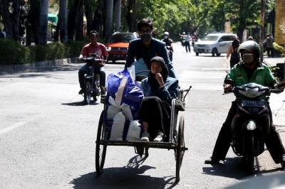 Mahasiswa Baru Universitas Dr Soetomo Surabaya membagikan sembako pada warga kurang mampu di sekitar kampus Unitomo Surabaya, Jawa Timur, Jumat (3/9/2021).