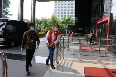 Tersangka Paut Syakarin saat akan menjalani pemeriksaan lanjutan di Gedung KPK, Jakarta, Jumat (3/9/2021).