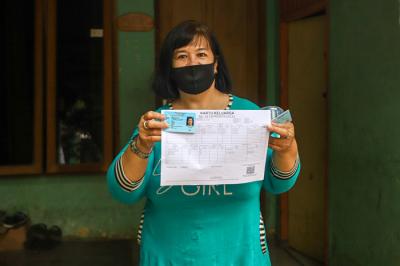 Warga Kebun Sayur menerima data kependudukan berupa Kartu Tanda Penduduk (KTP) dan Kartu Keluarga di Ciracas, Jakarta Timur, Jumat (3/9/2021).