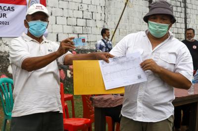 Warga Kebun Sayur menerima data kependudukan berupa Kartu Tanda Penduduk (KTP) dan Kartu Keluarga di Ciracas, Jakarta Timur, Jumat (3/9/2021).