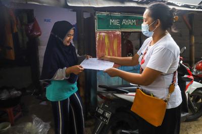 Warga Kebun Sayur menerima data kependudukan berupa Kartu Tanda Penduduk (KTP) dan Kartu Keluarga di Ciracas, Jakarta Timur, Jumat (3/9/2021).