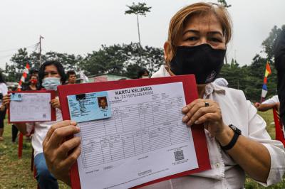Warga Kebun Sayur menerima data kependudukan berupa Kartu Tanda Penduduk (KTP) dan Kartu Keluarga di Ciracas, Jakarta Timur, Jumat (3/9/2021).