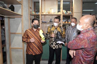 Menteri BUMN Erick Thohir, Menteri Koperasi dan UKM Teten Masduki dan Direktur Utama BNI Royke Tumilaar meninjau BNI Xpora di Jakarta, Jumat (3/9/2021).