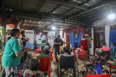 Tim MNC Peduli menyerahkan bantuan sembako untuk para lansia di Panti Jompo Kasih Sayang, Bekasi Timur, Jawa Barat, Jumat (3/9/2021).
