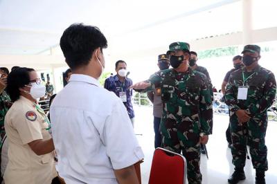 Panglima TNI Marsekal TNI Hadi Tjahjanto meninjau pelaksanaan Vaksinasi Covid-19 dan memimpin diskusi terkait penanganan Covid-19 di Sulteng, Jumat (3/9/2021).