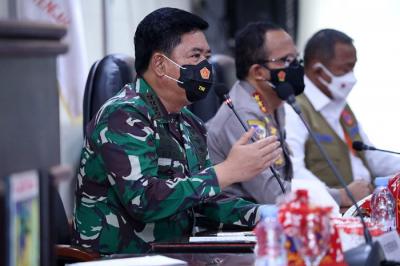 Panglima TNI Marsekal TNI Hadi Tjahjanto meninjau pelaksanaan Vaksinasi Covid-19 dan memimpin diskusi terkait penanganan Covid-19 di Sulteng, Jumat (3/9/2021).