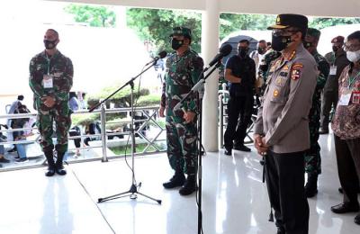 Panglima TNI Marsekal TNI Hadi Tjahjanto meninjau pelaksanaan Vaksinasi Covid-19 dan memimpin diskusi terkait penanganan Covid-19 di Sulteng, Jumat (3/9/2021).