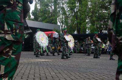 Prosesi pelepasan jenazah TNI Angkatan Darat yang gugur di Kabupaten Maybrat di Terminal Kargo, Bandara Sultan Hasanuddin, Maros, Jumat (3/9/2021).