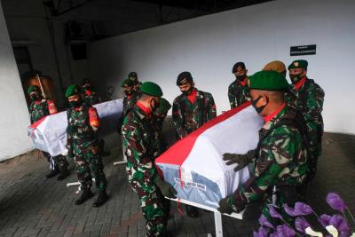 Prosesi pelepasan jenazah TNI Angkatan Darat yang gugur di Kabupaten Maybrat di Terminal Kargo, Bandara Sultan Hasanuddin, Maros, Jumat (3/9/2021).
