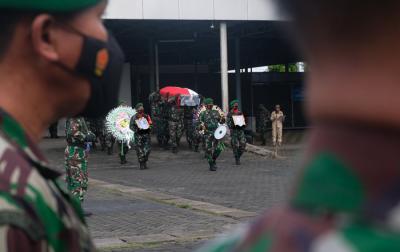Prosesi pelepasan jenazah TNI Angkatan Darat yang gugur di Kabupaten Maybrat di Terminal Kargo, Bandara Sultan Hasanuddin, Maros, Jumat (3/9/2021).