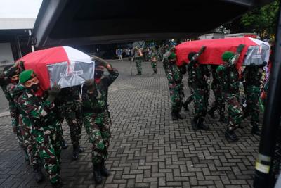 Prosesi pelepasan jenazah TNI Angkatan Darat yang gugur di Kabupaten Maybrat di Terminal Kargo, Bandara Sultan Hasanuddin, Maros, Jumat (3/9/2021).