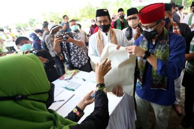 Menteri Pariwisata dan Ekonomi Kreatif Sandiaga Uno menyerahkan hasil tabungan kepada siswa yang menjadi nasabah BSPM di Jakarta, Jumat (3/9/2021).