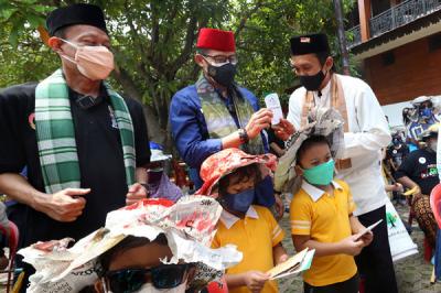 Menteri Pariwisata dan Ekonomi Kreatif Sandiaga Uno menyerahkan hasil tabungan kepada siswa yang menjadi nasabah BSPM di Jakarta, Jumat (3/9/2021).