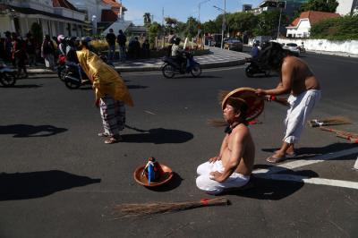 Sejumlah seniman kota Surabaya melakukan aksi permance art bertajuk Nguda Rasa di persimpangan Jl Pemuda Surabaya, Jawa Timur, Jumat (3/9/2021).