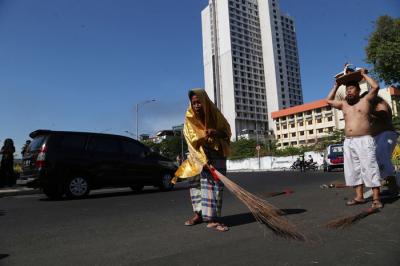 Sejumlah seniman kota Surabaya melakukan aksi permance art bertajuk Nguda Rasa di persimpangan Jl Pemuda Surabaya, Jawa Timur, Jumat (3/9/2021).