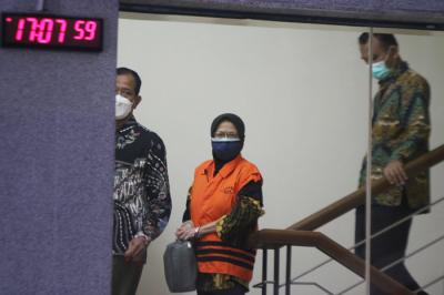 Tersangka kasus dugaan korupsi Perum Jasa Tirta II Andririni Yaktiningsasi menjalani pemeriksaan di gedung KPK, Jakarta, Jumat (3/9/2021).