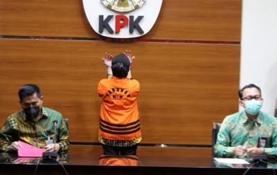 Tersangka kasus dugaan korupsi Perum Jasa Tirta II Andririni Yaktiningsasi menjalani pemeriksaan di gedung KPK, Jakarta, Jumat (3/9/2021).