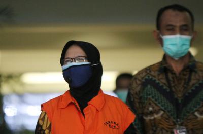 Tersangka kasus dugaan korupsi Perum Jasa Tirta II Andririni Yaktiningsasi menjalani pemeriksaan di gedung KPK, Jakarta, Jumat (3/9/2021).